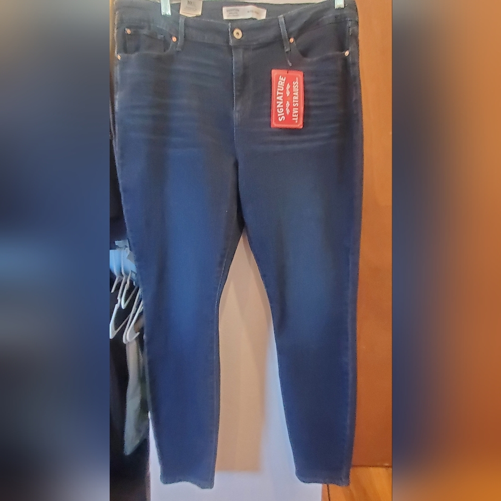 NWT Levi's women midrise skinny jeans dark blue 18